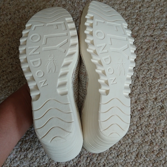 Fly London Yazu cool pearl Silver Perforated Leather Wedge size 9.5 - Picture 14 of 14